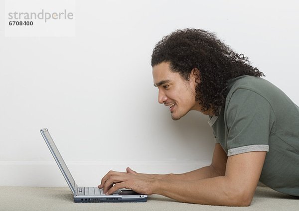 Mann mit einen Laptop-computer