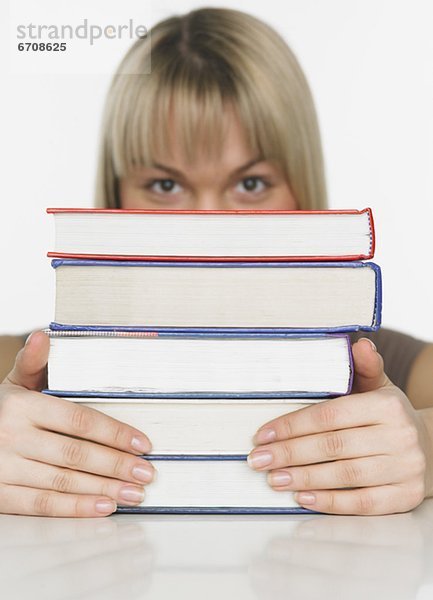 hinter  Stapel  Frau  Buch  schießen  Studioaufnahme  Felssäule