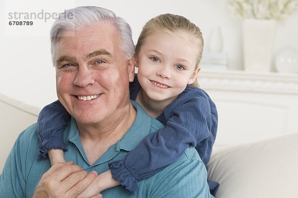 Couch  umarmen  Enkeltochter  Großvater  jung