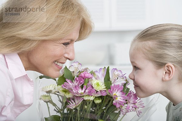 stinken Blumenstrauß Strauß Blume Enkeltochter Großmutter jung riechen