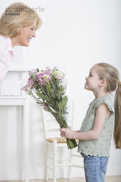 Blumenstrauß Strauß geben Blume Enkeltochter Großmutter jung