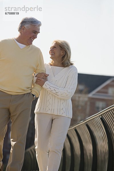 Außenaufnahme  Senior  Senioren  gehen  freie Natur