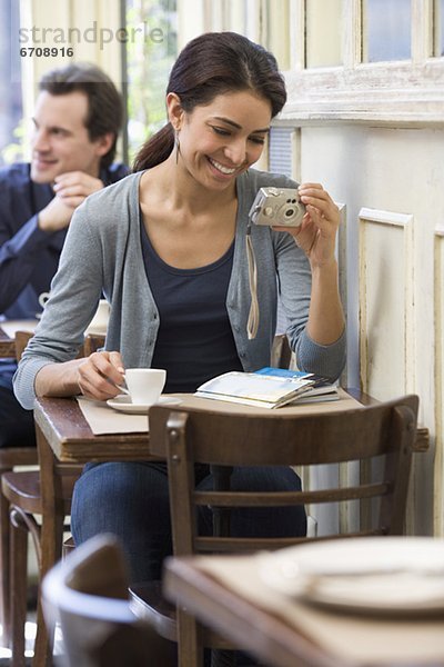 Frau  sehen  Restaurant  Blick in die Kamera