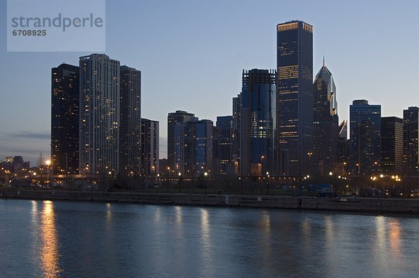 Vereinigte Staaten von Amerika  USA  Skyline  Skylines  Nacht  See  Chicago  Illinois  Michigan
