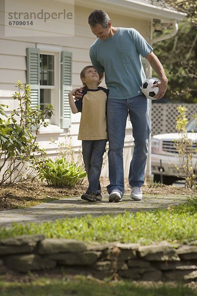 Menschlicher Vater  Sohn  jung  Fußball  Ball Spielzeug