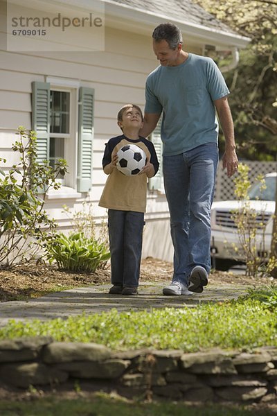 Menschlicher Vater  Sohn  jung  Fußball  Ball Spielzeug