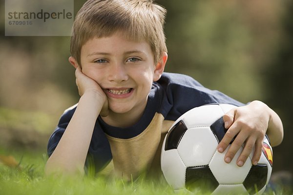 Junge - Person  jung  Fußball  Ball Spielzeug