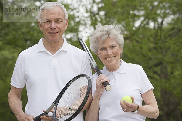 Portrait  reifer Erwachsene  reife Erwachsene  Schläger  Tennis