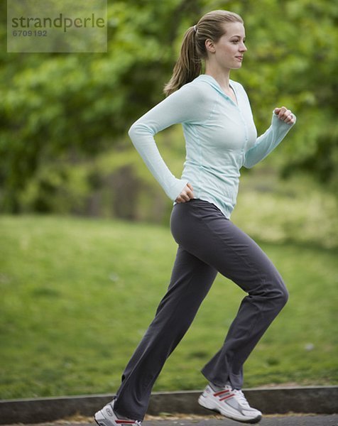 Frau Joggen im Park