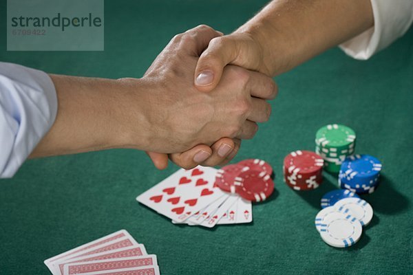 Mann  über  Spiel  2  Poker  schütteln