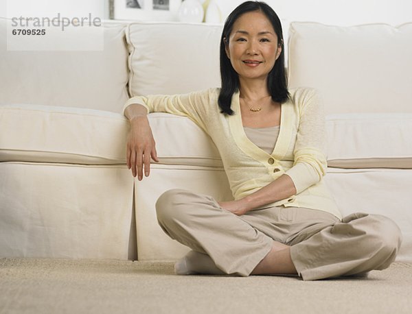 angelehnt  Frau  reifer Erwachsene  reife Erwachsene  Couch  lächeln