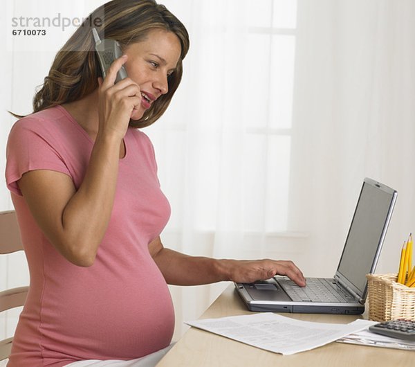 benutzen  Frau  Notebook  Telefon  Schwangerschaft