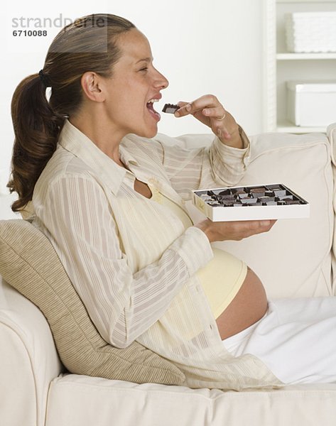 Frau  Couch  Schwangerschaft  Schokolade  essen  essend  isst