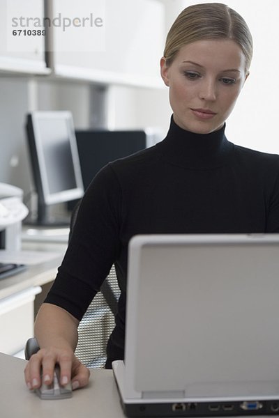 benutzen Geschäftsfrau Internet Computermaus Maus computer mouse