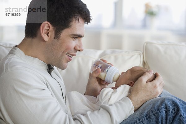 Neugeborenes  neugeboren  Neugeborene  Couch  Menschlicher Vater  Baby  füttern