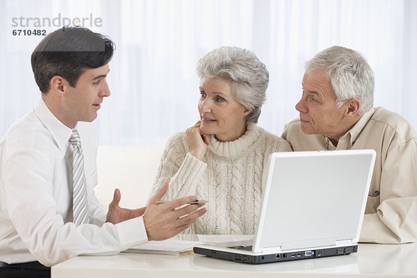 Senior Senioren sprechen Geschäftsmann zu Hause