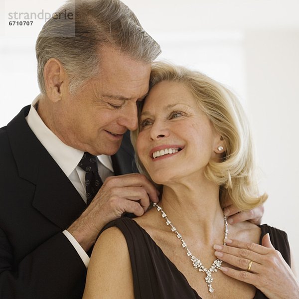 Senior  Senioren  Mann  geben  Ehefrau  Halskette  Kette  Diamant  Collier