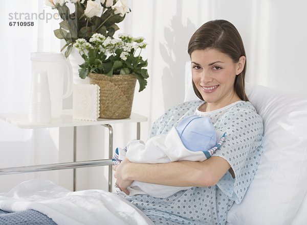 Neugeborenes  neugeboren  Neugeborene  Portrait  Krankenhaus  halten  Mutter - Mensch  Baby