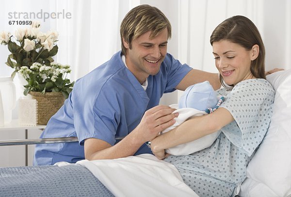 Neugeborenes  neugeboren  Neugeborene  lächeln  Menschliche Eltern  Krankenhaus  Baby