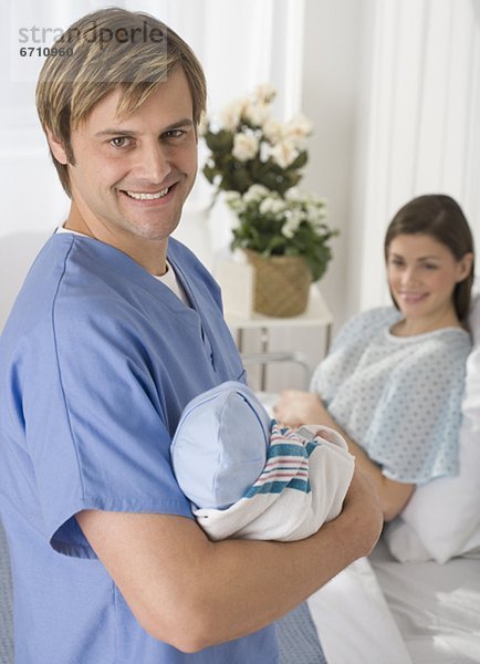 Neugeborenes  neugeboren  Neugeborene  Portrait  Menschlicher Vater  Krankenhaus  halten  Baby