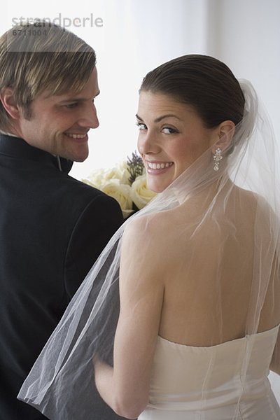 Portrait  sehen  Braut  Bräutigam  über  Menschliche Schulter  Schultern
