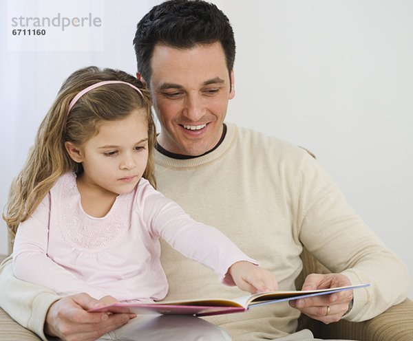 Vater und Tochter lesen