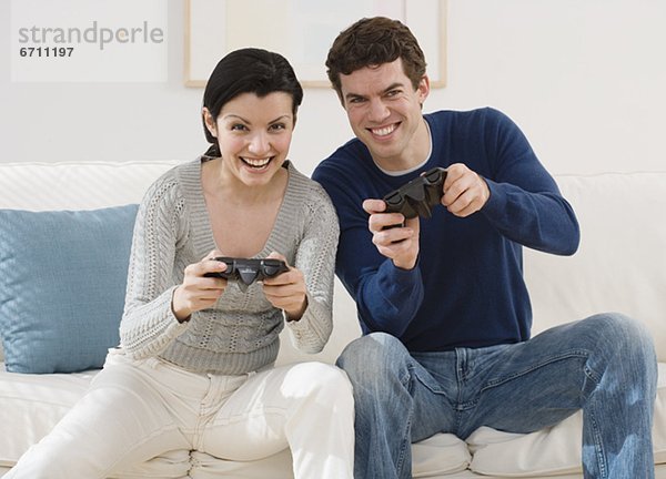 Paar spielen von Videospielen