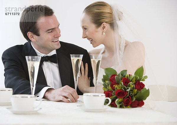 Braut und Bräutigam mit Champagner