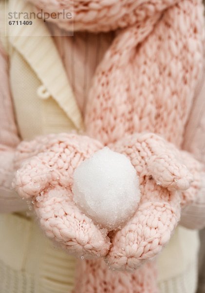 Menschliche Hand  Menschliche Hände  Mensch  halten  steriler Handschuh  sterile Handschuhe  Gummihandschuh  Schneeball