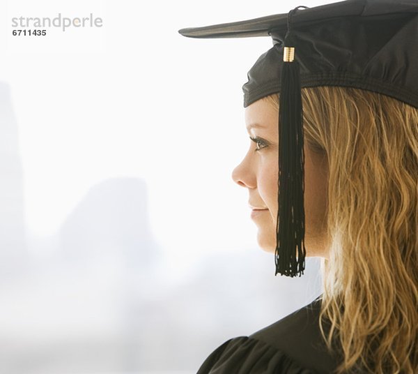 Frau  Kleid  Mütze  Kleidung  Schulabschluß