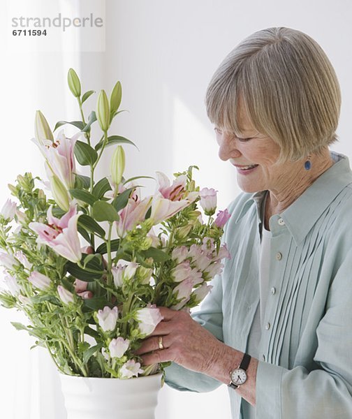 ältere Frau Anordnen von Blumen