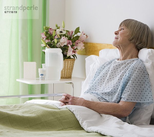 liegend  liegen  liegt  liegendes  liegender  liegende  daliegen  Senior  Senioren  Frau  Krankenhaus  Bett