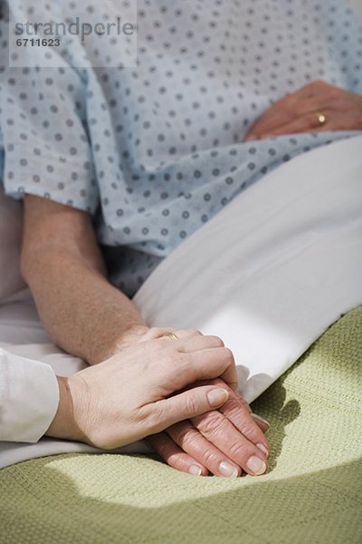 Senior  Senioren  Krankenhaus  halten  Krankenschwester  Schwester  Schwestern