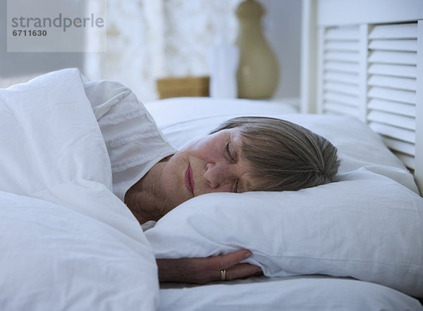 Senior  Senioren  Frau  Bett  schlafen