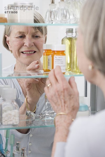 Senior  Senioren  Frau  sehen  Gesundheitspflege  Schrank