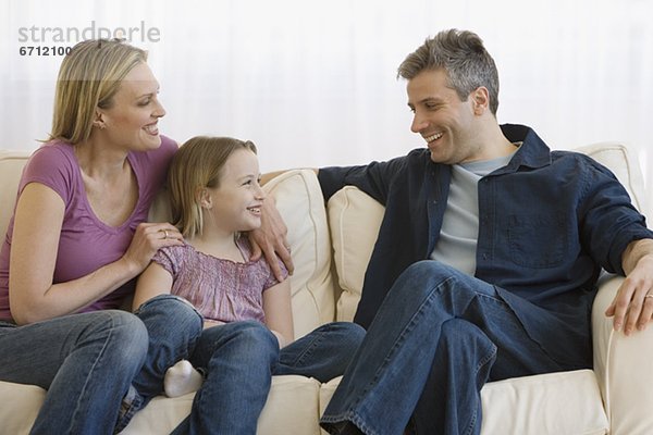 Familie lachend auf sofa