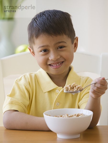 Getreide  Junge - Person  essen  essend  isst