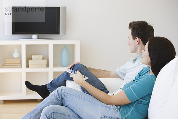 Paar beobachten Fernsehen auf sofa