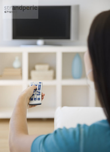 Frau  Überprüfung  zeigen  Fernsehen