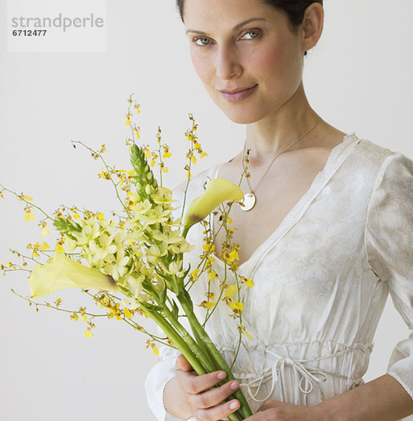 Frau hält einen Blumenstrauß