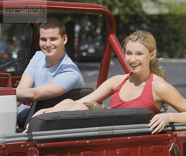 Paar sitzt im Jeep