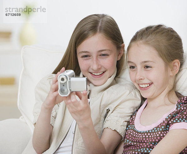 sehen  Schwester  Blick in die Kamera  2  Camcorder