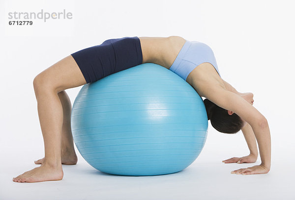 Frau auf gymnastikball