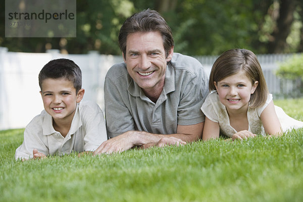 liegend  liegen  liegt  liegendes  liegender  liegende  daliegen  Menschlicher Vater  Gras