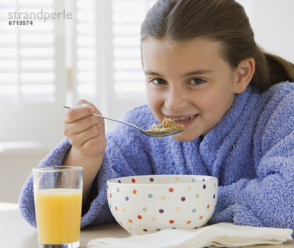 Getreide  essen  essend  isst  Mädchen  Frühstück