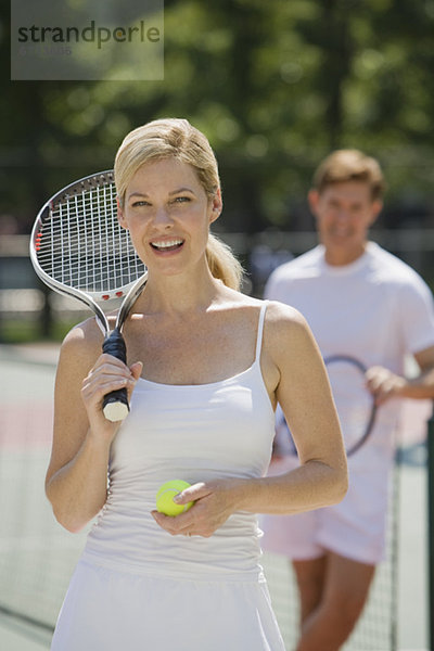 Paar auf Tennisplatz