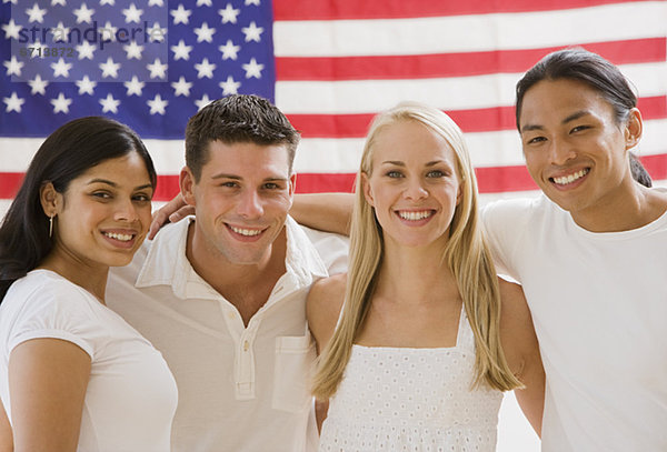 Freundschaft  frontal  Fahne  amerikanisch  multikulturell