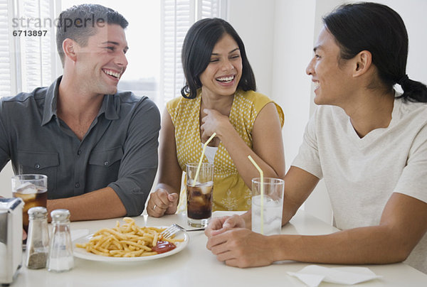 Freundschaft  Abendessen  multikulturell  essen  essend  isst