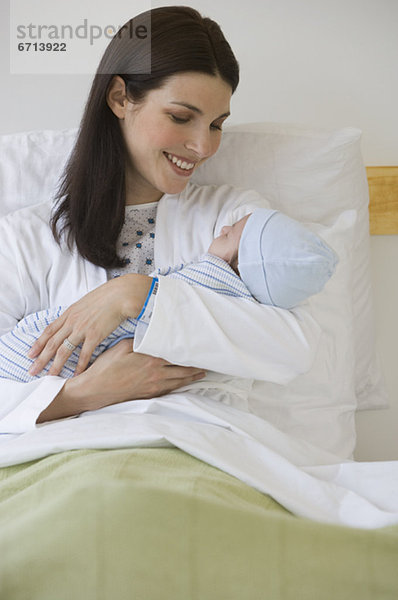 Neugeborenes  neugeboren  Neugeborene  Krankenhaus  halten  Mutter - Mensch