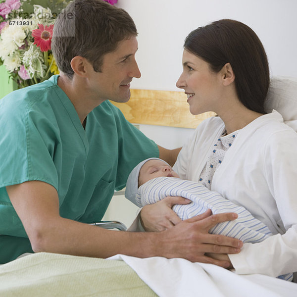 Eltern mit Neugeborenen im Krankenhaus